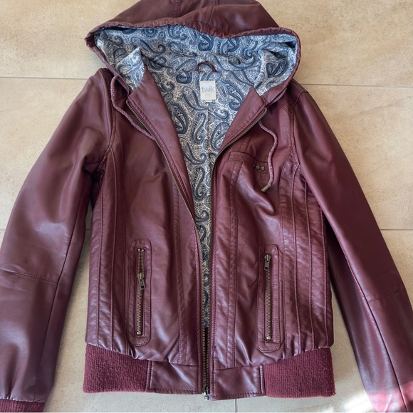 Burgundy leather coat - Picture 2 of 5